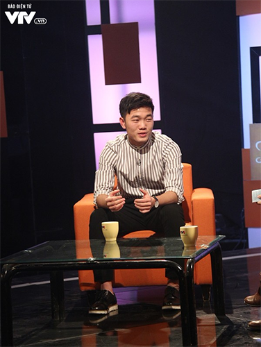 Lương Xuân Trường U23 đẹp như trai Hàn trên show tiếng Anh của VTV